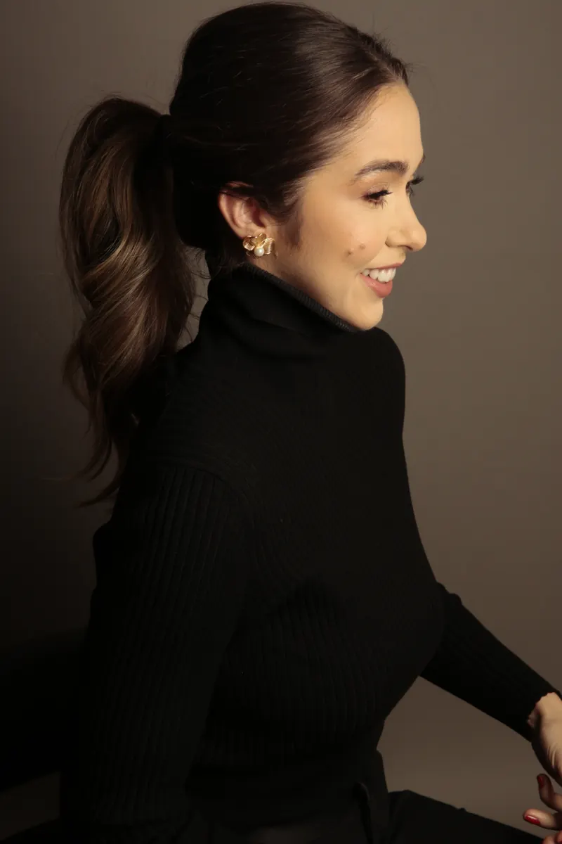 Dra. Fernanda Bardi de perfil, de blusa preta